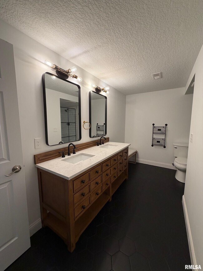 Building Photo - 2625 E 56th Ct