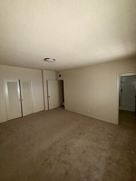 Master Bedroom - 1148 W Huntington Dr