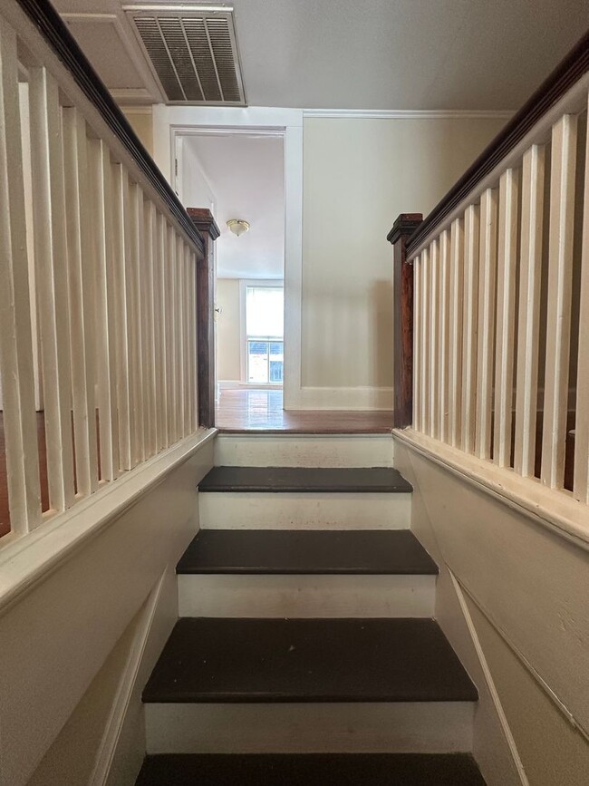 Building Photo - 2 Bed 1 Bath Apartment with Historic Charm