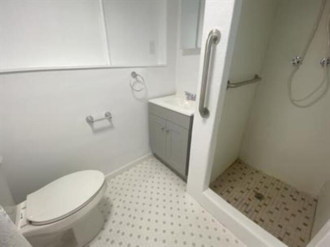 Building Photo - 1131 Queen St N