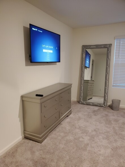 Master rm TV - 1044 Paddington Dr