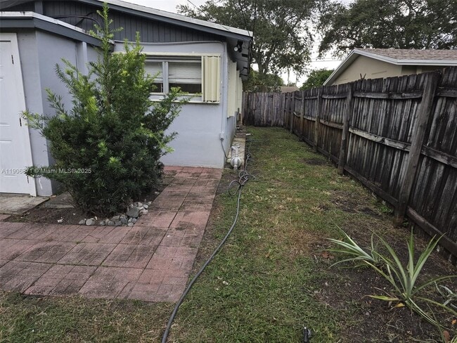 Building Photo - 5022 SW 93rd Ave