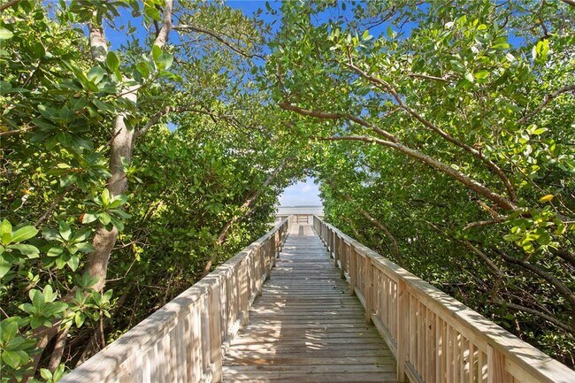 Building Photo - 3023 Pointeview Dr