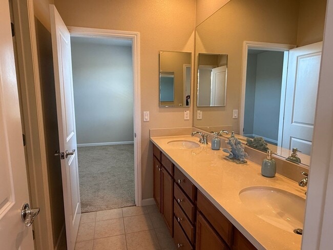 Building Photo - Executive Evergreen Valley Townhome