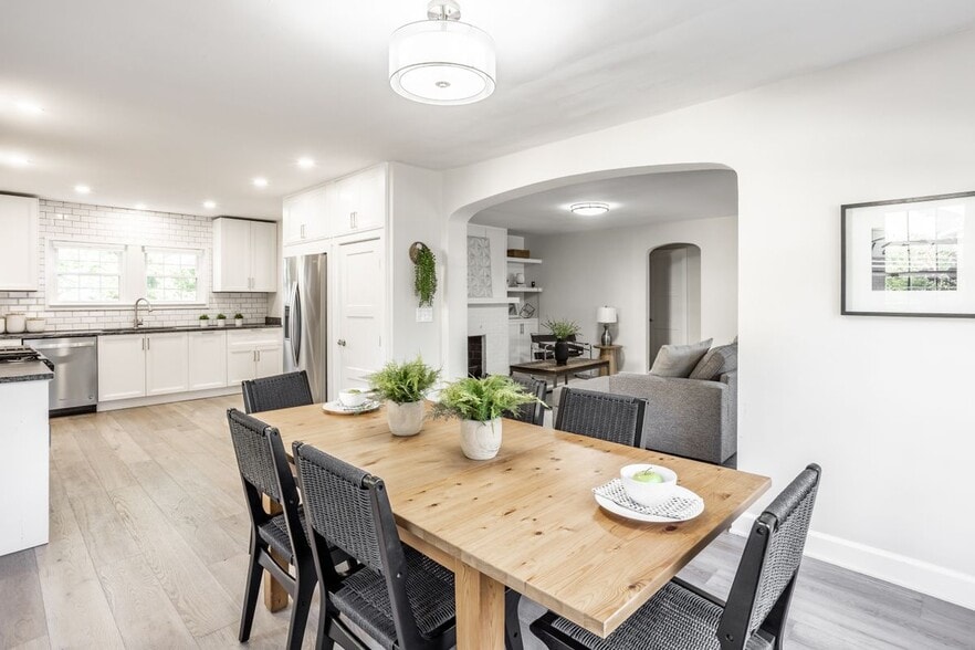 Building Photo - 818 E 50th St