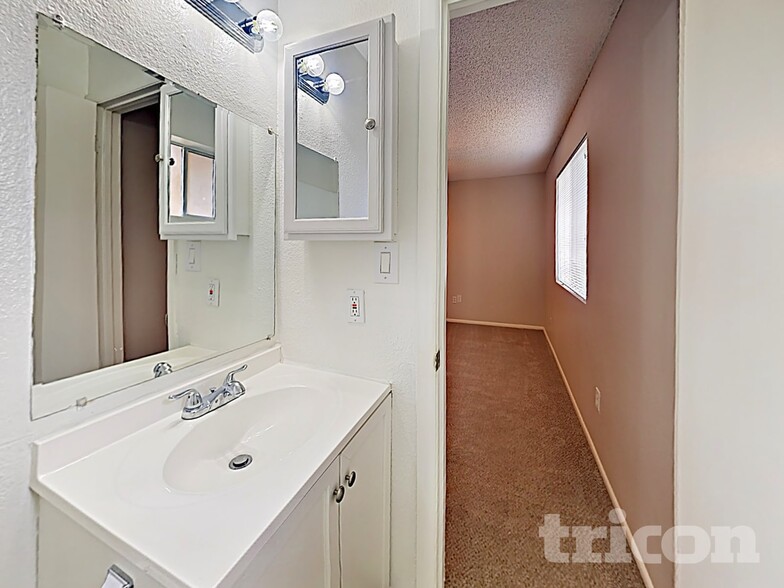 Building Photo - 1246 E Barbara Dr