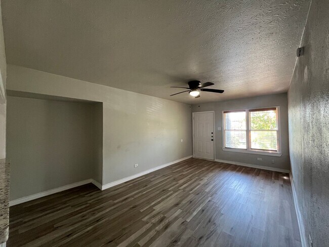 Building Photo - ONE BEDROOM APARTMENT WITH WATER BILL PAID!