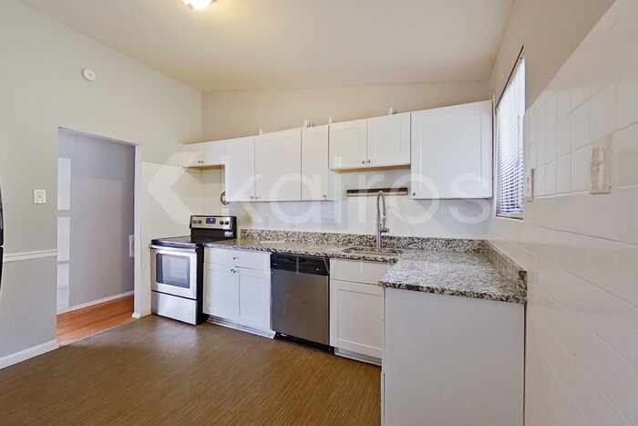 Building Photo - 425 St Edward Ln