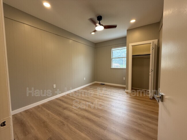 Building Photo - 403 Wall Ave
