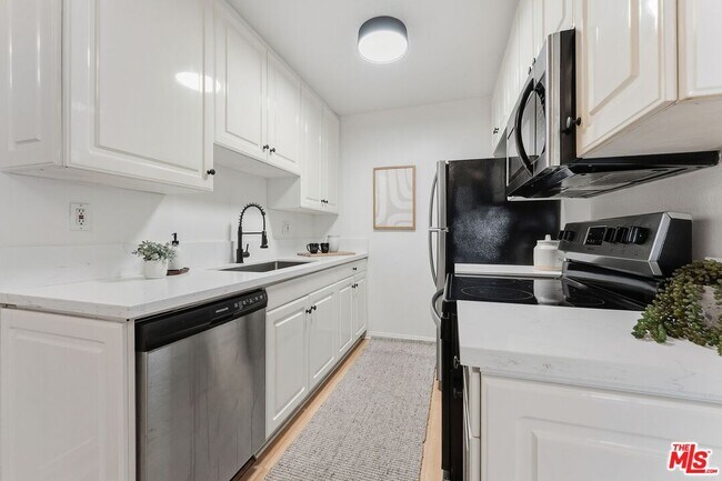 Building Photo - 2308 Schader Dr