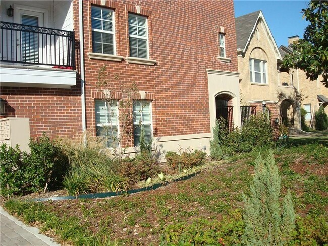 Building Photo - 3230 Daniel Ave