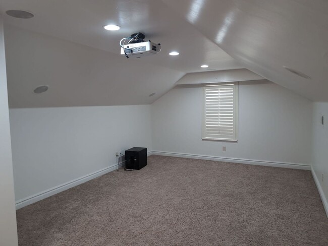 Building Photo - PET FRIENDLY -Spacious 6 Bedroom Home in St. George