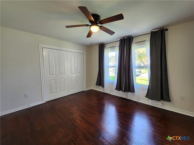 Building Photo - 521 Willow Ave