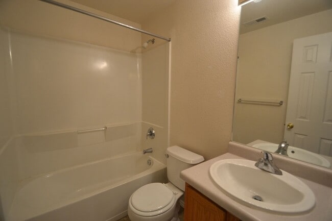 Building Photo - Corner 3 bed, 2.5 Bath Townhome in Distric...