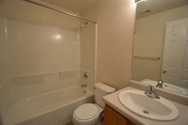 Building Photo - Corner 3 bed, 2.5 Bath Townhome in District 20!