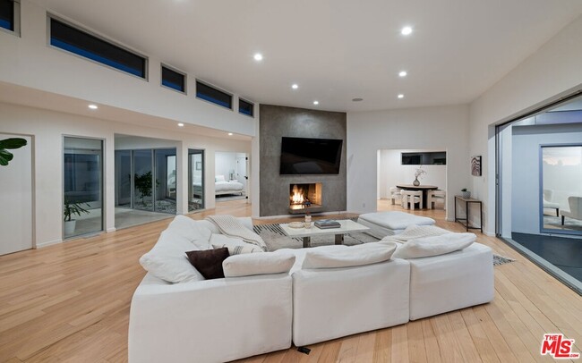 Building Photo - 10134 Angelo View Dr