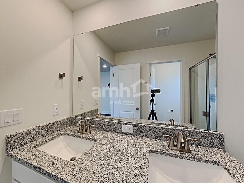 Building Photo - 23379 SE Dogwood St