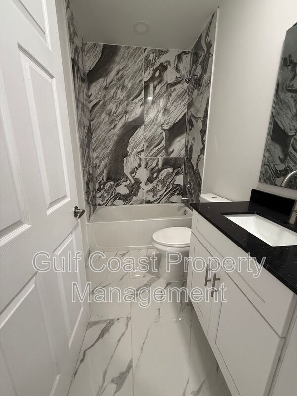 Building Photo - 1726 NE 13th St