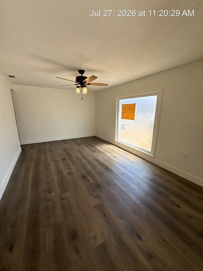 Building Photo - Cozy Home Now Available in Dinuba!!!