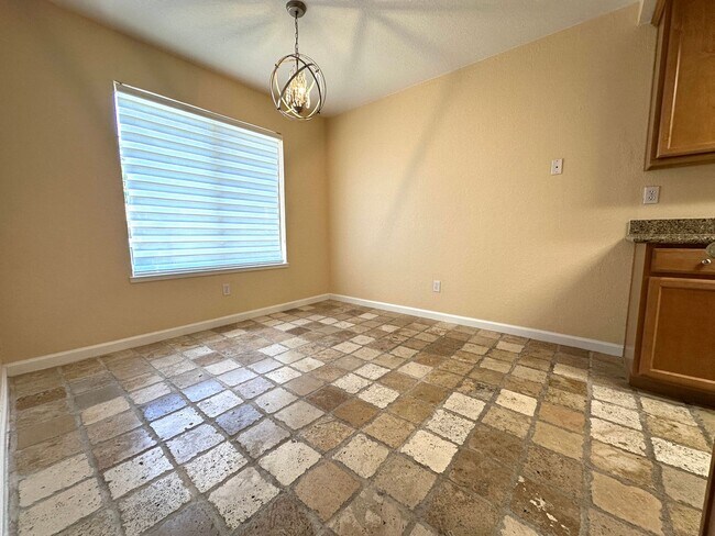 Building Photo - Conveniently located condo in Modesto