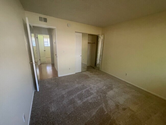 Building Photo - 2 Bedroom 1 Bath Single Story Unit with Co...