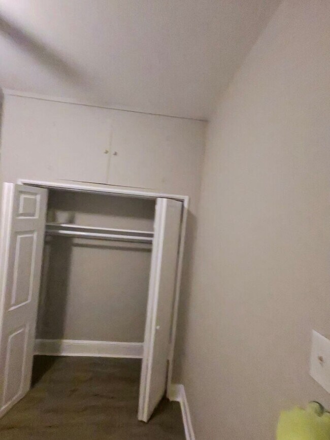 Building Photo - 7 Bedrooms 3.5 Bathrooms