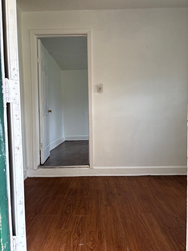 Building Photo - 1105 N McLemore Ave