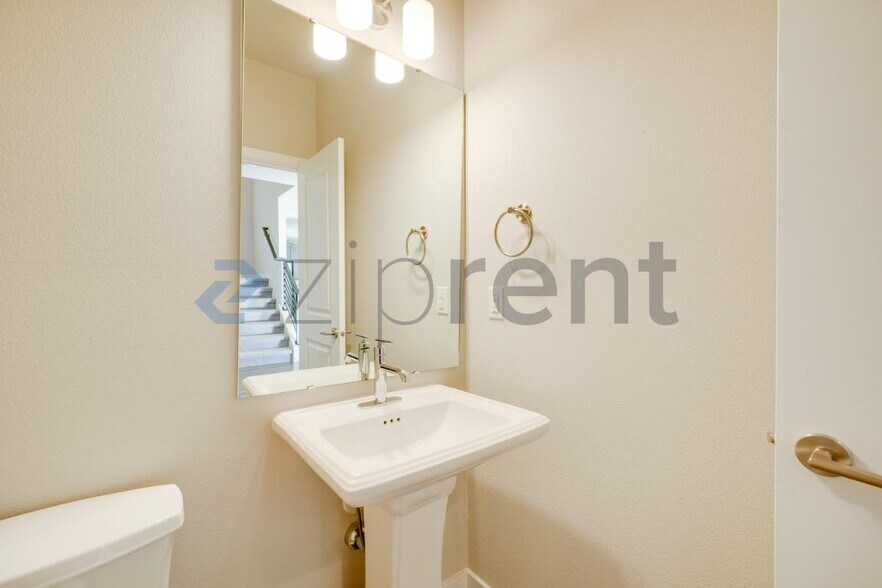 Building Photo - Unit K1