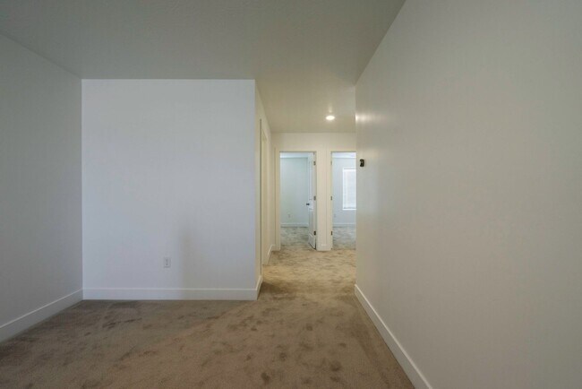 Building Photo - Well Maintained, 3 Bedroom and 2.5 Bathroom Townhome in Desert Color! Internet Included!