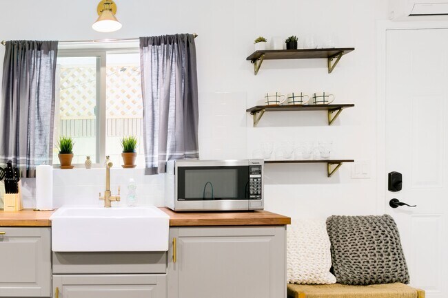 microwave - 5534 Alcove Ave