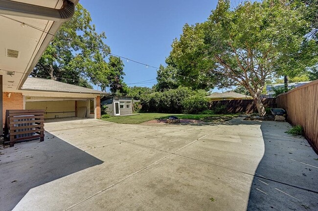 Building Photo - 806 Westwood Dr