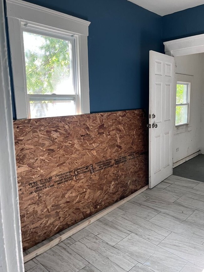 Building Photo - 728 E 93rd St