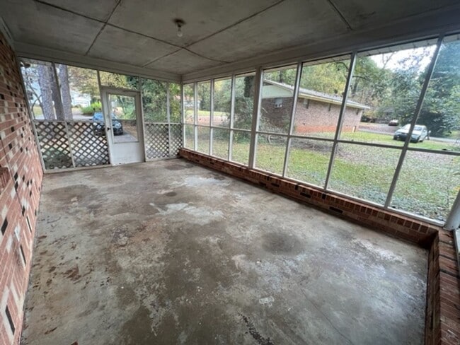 Building Photo - 3 bed 2 bath! UPSTAIRS!!