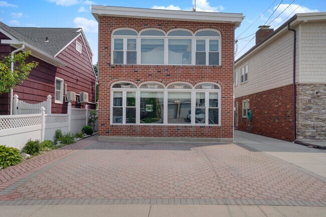 Building Photo - 194 B 132 St