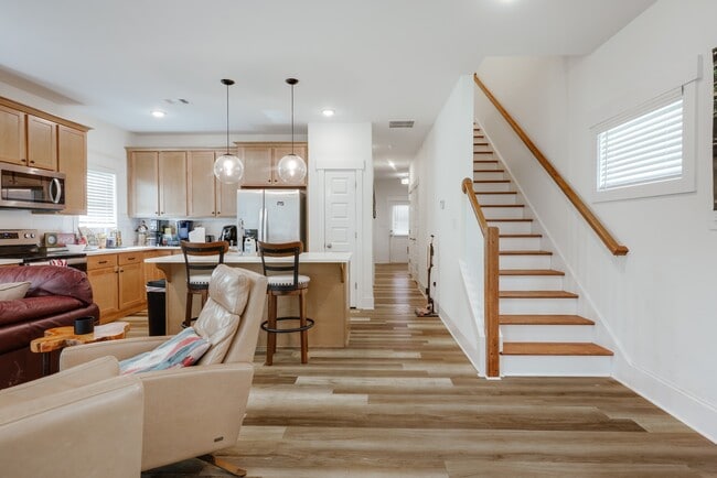 Building Photo - 374 Arch St