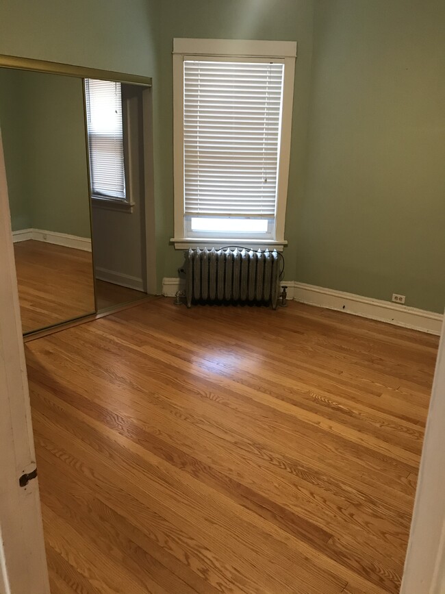 bedroom - 4733 N Maplewood Ave