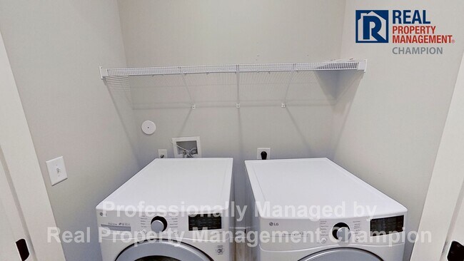 Building Photo - Bright & Open End Unit Townhome