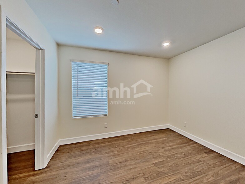 Building Photo - 5920 W Columbine Dr