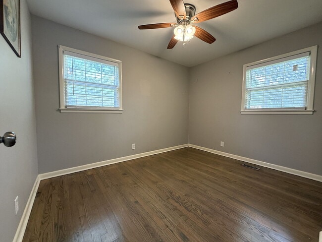 Building Photo - "Charming 3-Bed Home with Beautiful Hardwood Floors on Euclid Road!"