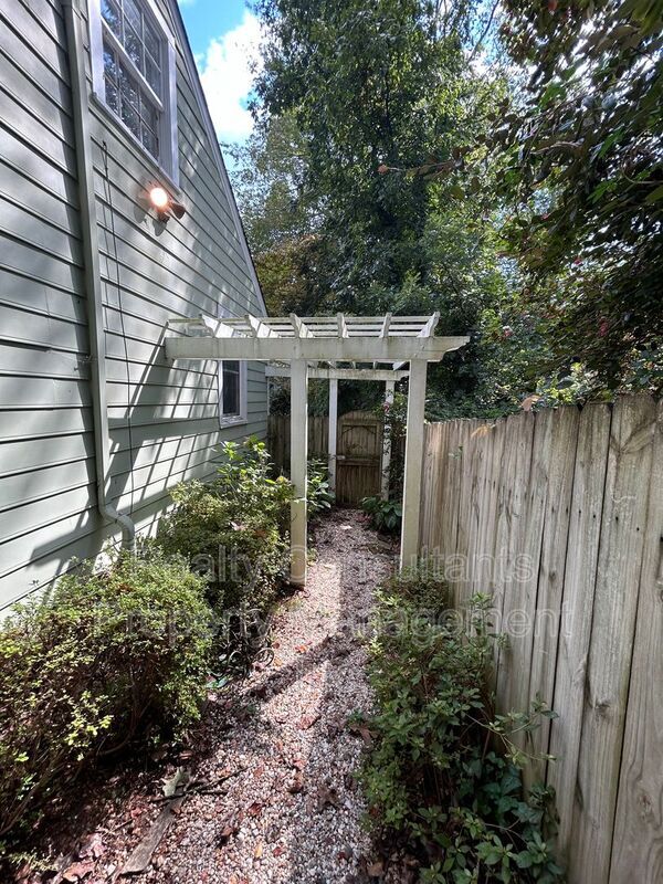 Building Photo - 2461 Lyndhurst Ave