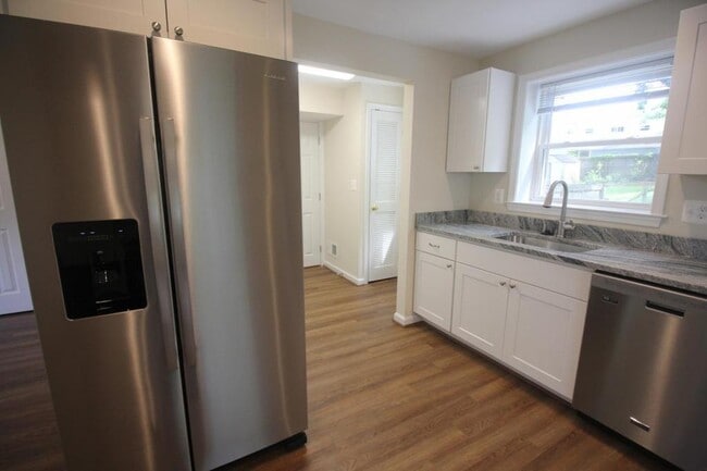 Building Photo - 10717 Maple St