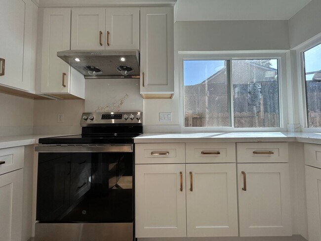 Building Photo - Beautifully Renovated 4 Bedroom 2 Bath Sin...