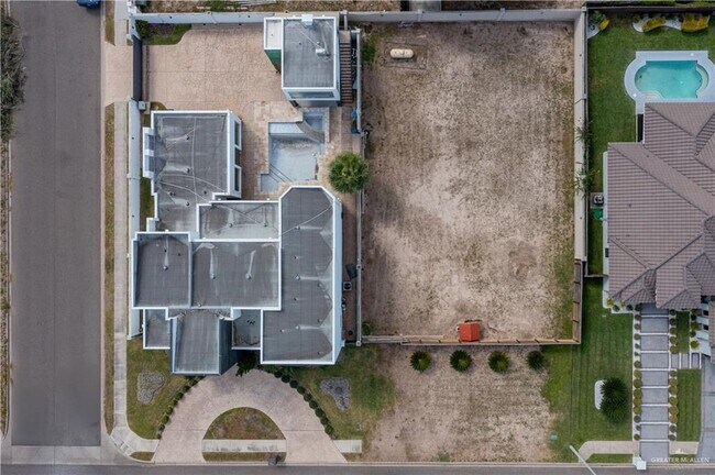 Building Photo - 32 May Dr