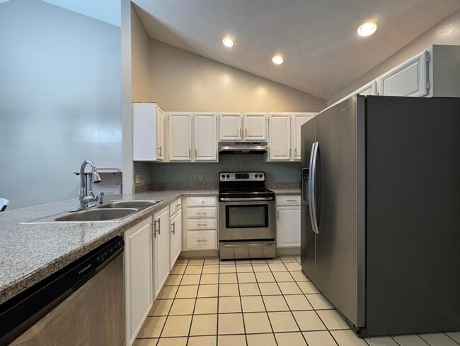 Building Photo - 3/2 in Townhomes West