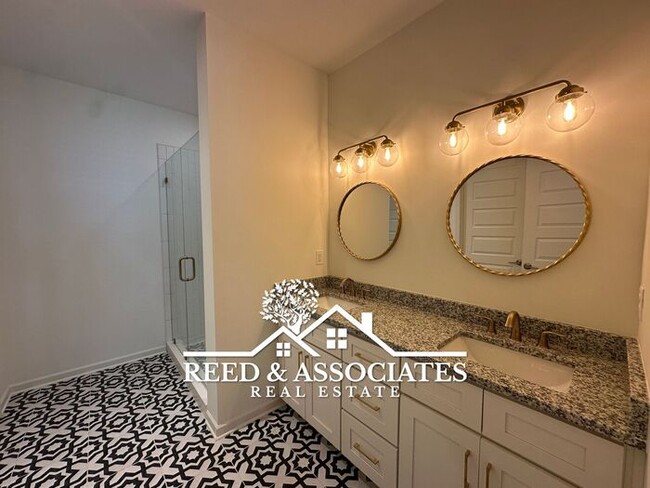 Building Photo - Newly Built Property with Convenient Midto...
