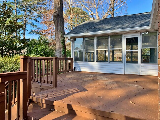Building Photo - Waterfront Ranch Home - Excellent School Z...