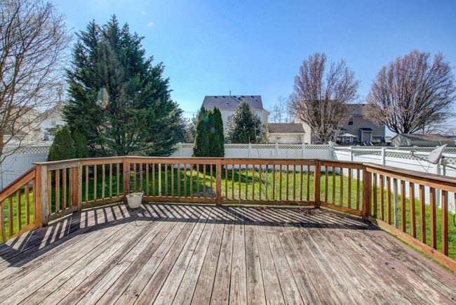 Building Photo - 3 Bed, 2.5 Bath Home Conveniently Located ...