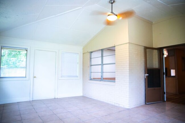 Building Photo - Available Now! 3 Bedroom 2 Bath Near TJC!