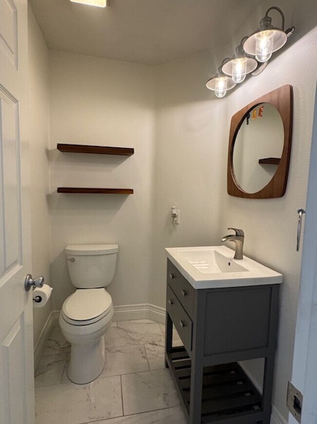 Building Photo - Remodeled 3 bedroom in Simi Valley