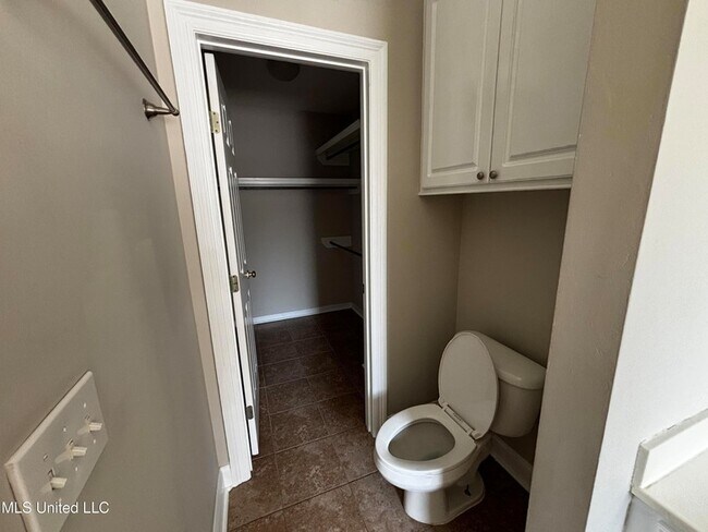 Building Photo - 410 Abbey Woods